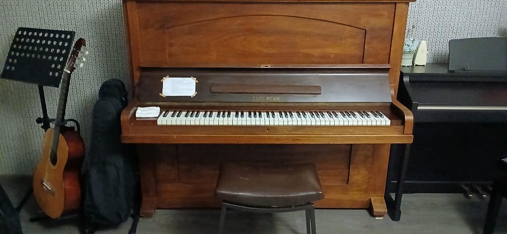 Beautiful old piano ( Free of charge ), Muziek en Instrumenten, Piano's, Ophalen, Gebruikt, Bruin, Piano
