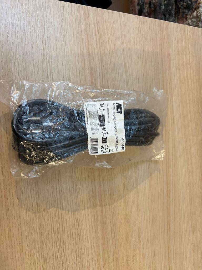 Powercord schuko c19 (nieuw), Audio, Tv en Foto, Audiokabels en Televisiekabels, Ophalen of Verzenden, Zo goed als nieuw, Minder dan 2 meter