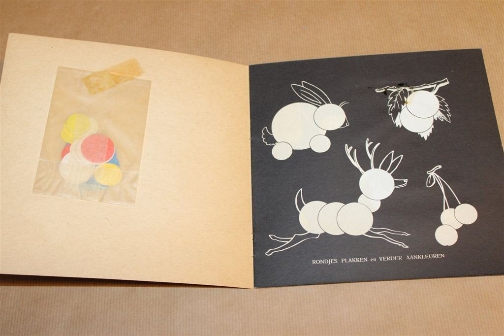 Kleur en Plakboek — Vintage Kleurboek met Plakkers [1950], Ophalen of Verzenden, Gelezen