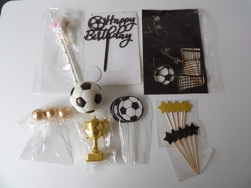 nieuw 28 delige voetbal taarttopper set, Ophalen of Verzenden, Nieuw, Taarten, Versiering