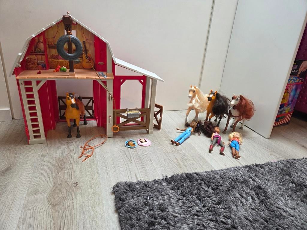 Spirit Lucky's Grote Stal Speelset met Paarden en Poppen, Ophalen of Verzenden, Gebruikt, Meisje