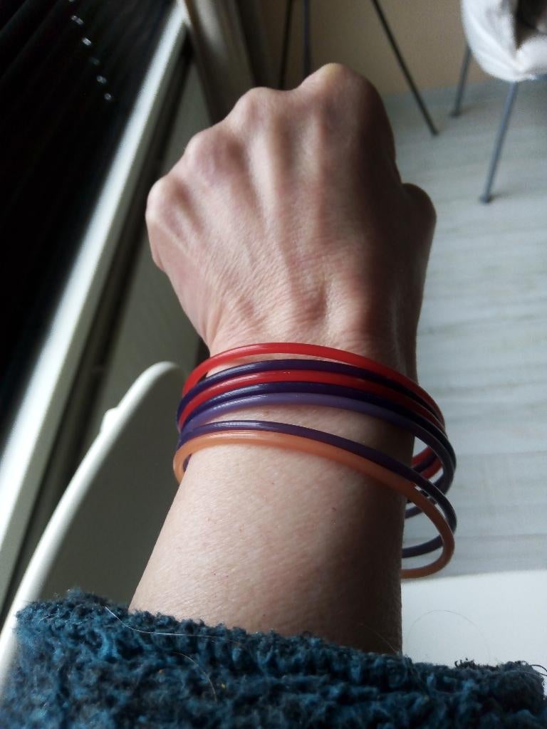 vintage gekleurde 7 bangles armbanden set uit de jaren 80, Sieraden, Tassen en Uiterlijk, Armbanden, Ophalen of Verzenden, Zo goed als nieuw