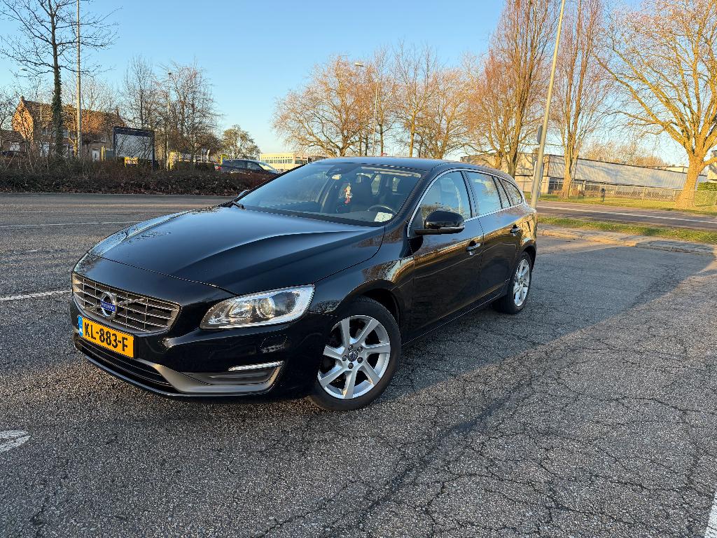 Volvo V60 2.0 D3 2013 Zwart trekhaak xenon 19 inch, Auto's, Volvo, Voorwielaandrijving, Zwart, 1984 cc, Leder en Stof