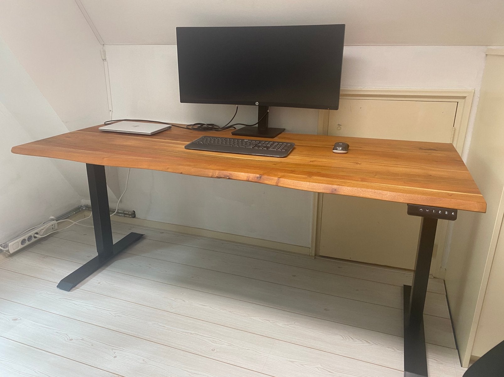 Massief houten zit sta bureau Bodia Dax, Huis en Inrichting, Bureaus, Ophalen, Zo goed als nieuw