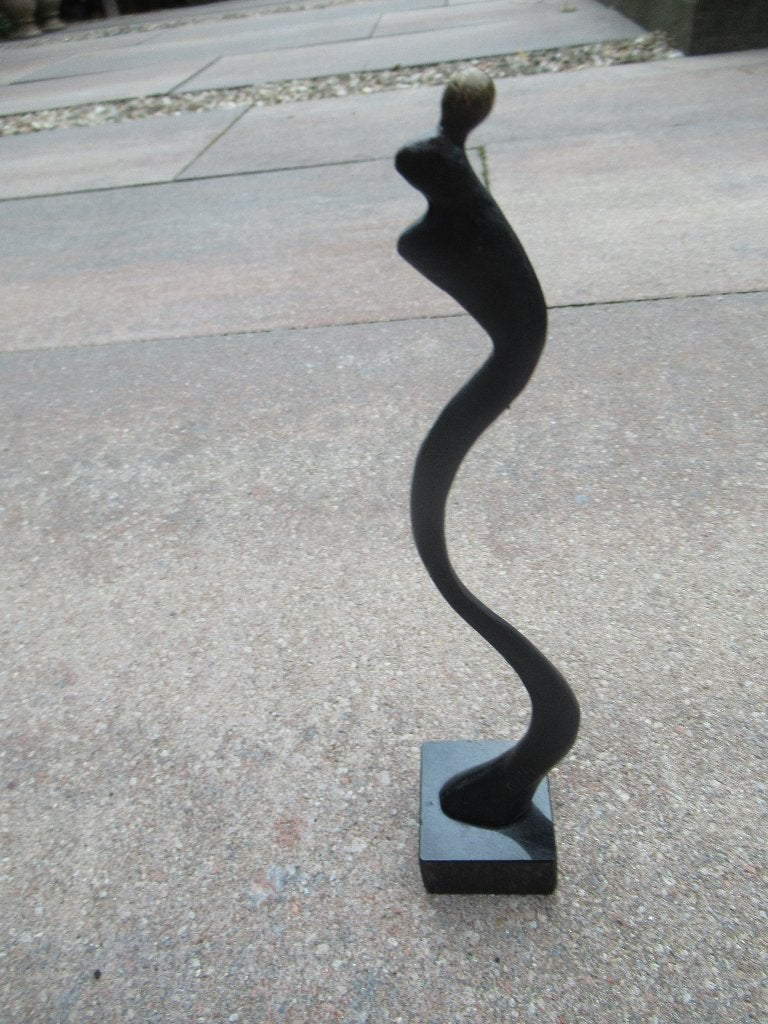 BRONZEN BEELDJE op marmeren voet hoog 22 cm elegant € 25, Antiek en Kunst, Ophalen of Verzenden, Brons