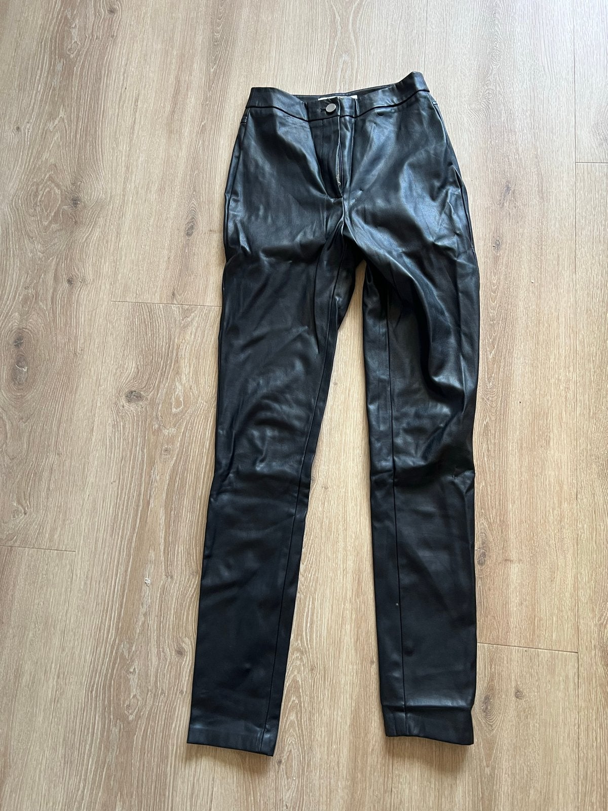 NA-KD Zwarte Faux Leren Broek Maat 34 (XS), Zwart, Ophalen of Verzenden, Zo goed als nieuw, Maat 34 (XS) of kleiner