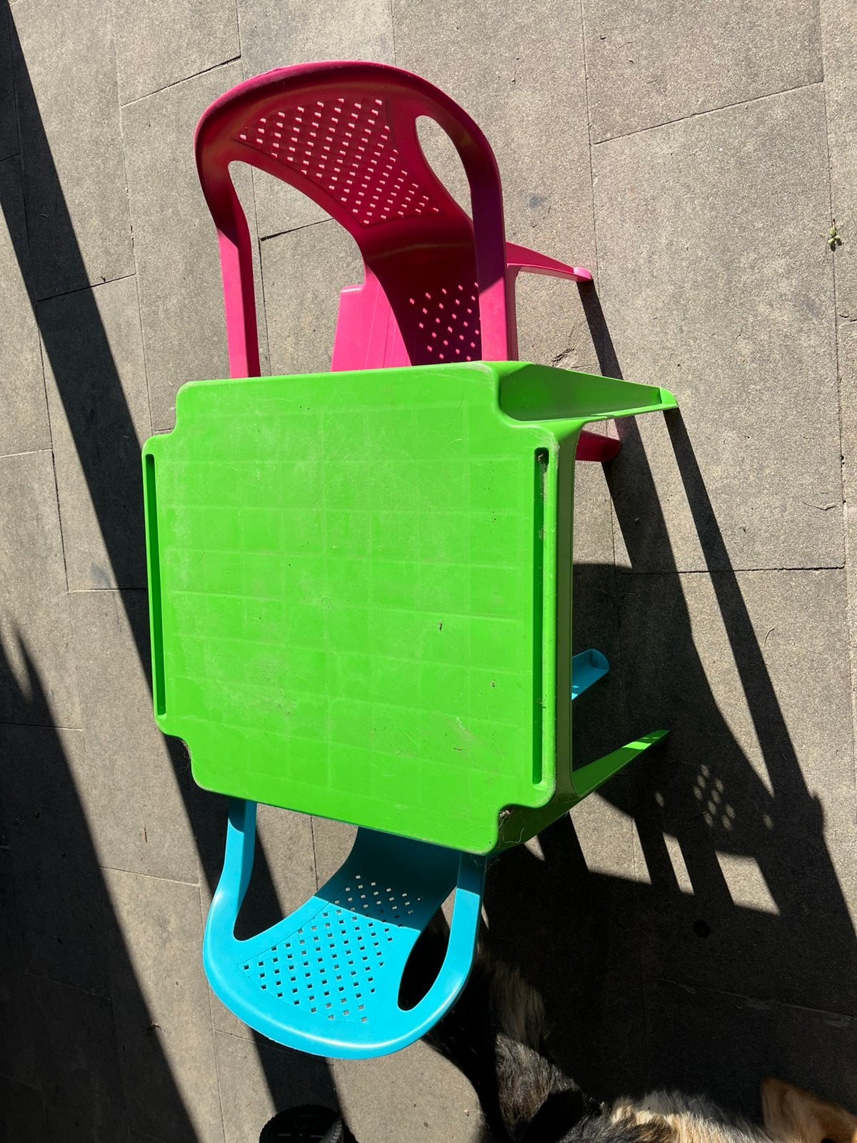 Gratis: Kindertafel en 2 kuipstoelen, Ophalen, Zo goed als nieuw