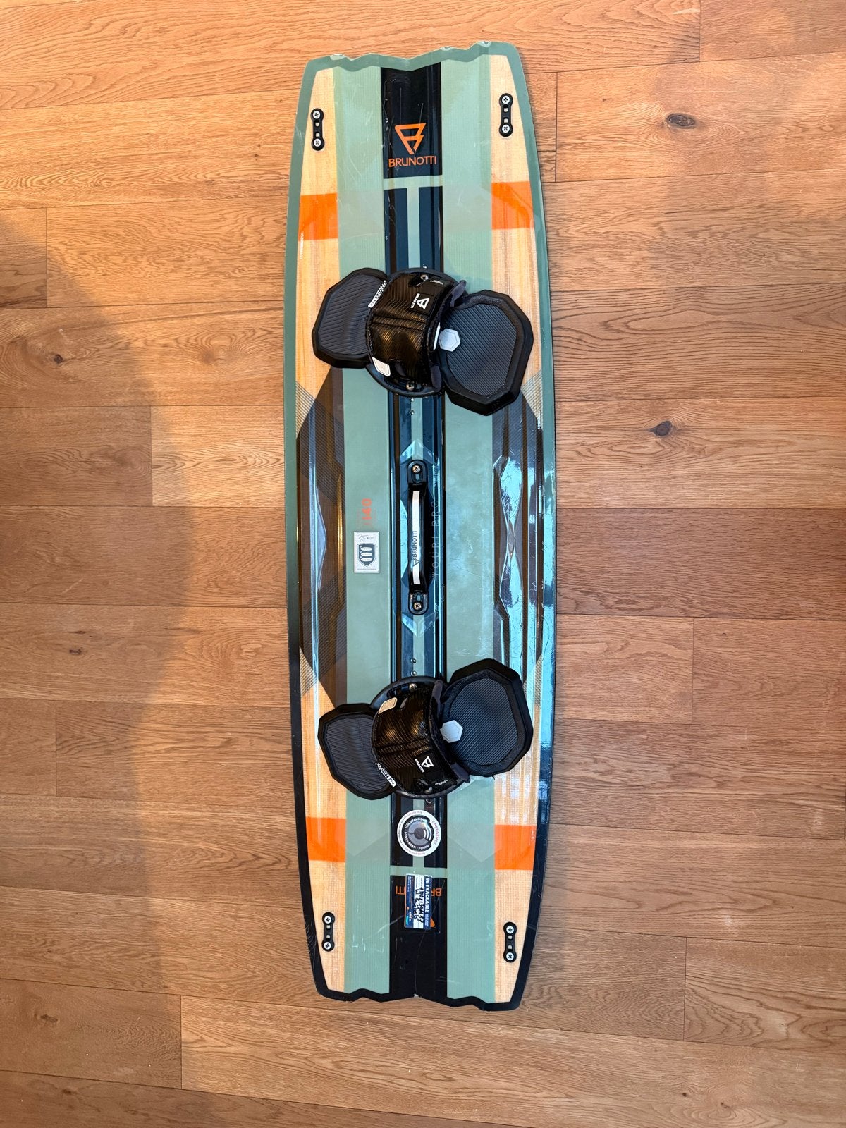 Brunotti Youri Pro Kitesurf Board 140x42cm met bindingen, Watersport en Boten, Kitesurfen, Gebruikt, Twintip, Kiteboard, Ophalen of Verzenden