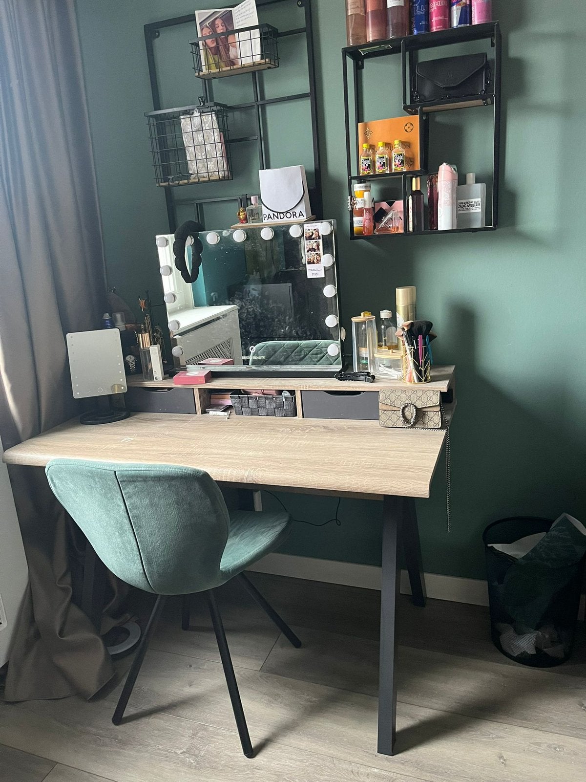 Bureau incl stoel rekken en wand rekken, Ophalen, Gebruikt