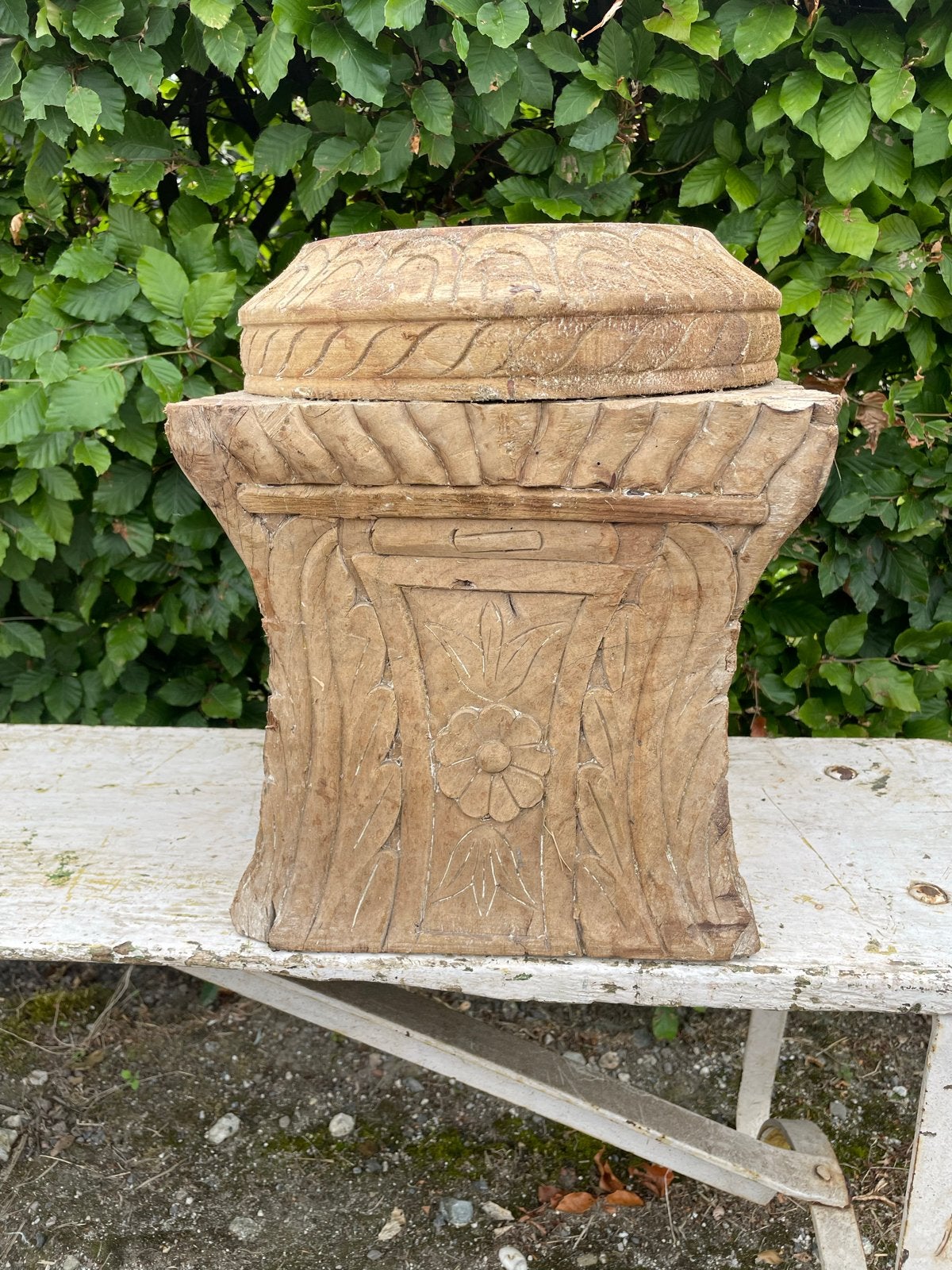 Decoratieve houten sokkel met houtsnijwerk, Ophalen