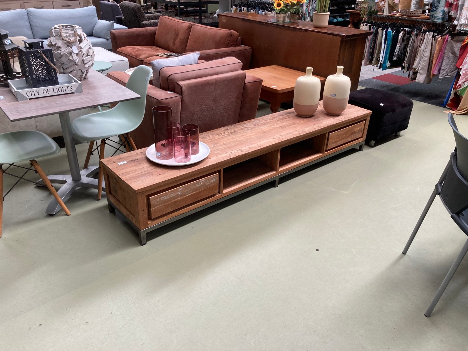 Robuust houten tv-meubel - 220x45x37 cm, Overige houtsoorten, Gebruikt, Ikea, Ophalen of Verzenden