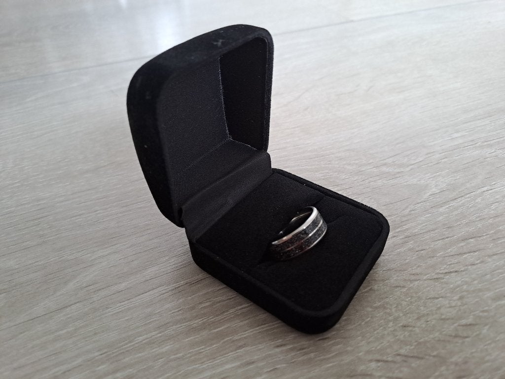RVS ring met dubbele zwart/witte inlay, Sieraden, Tassen en Uiterlijk, Ringen, IJzer of Staal, 19 tot 20, Nieuw, Ophalen of Verzenden