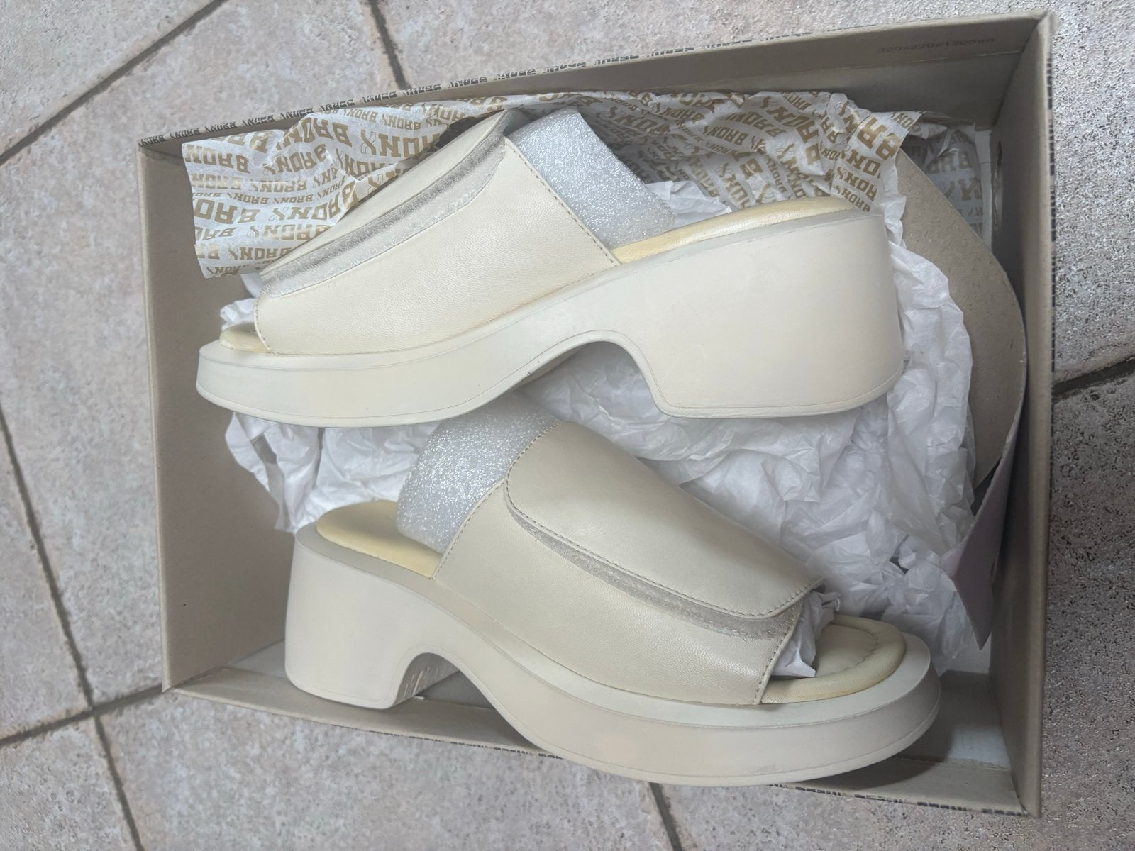 Nieuwe Bronx Vita Sandalen - Off White, Maat 38, Beige, Nieuw, Sandalen of Muiltjes, Ophalen of Verzenden