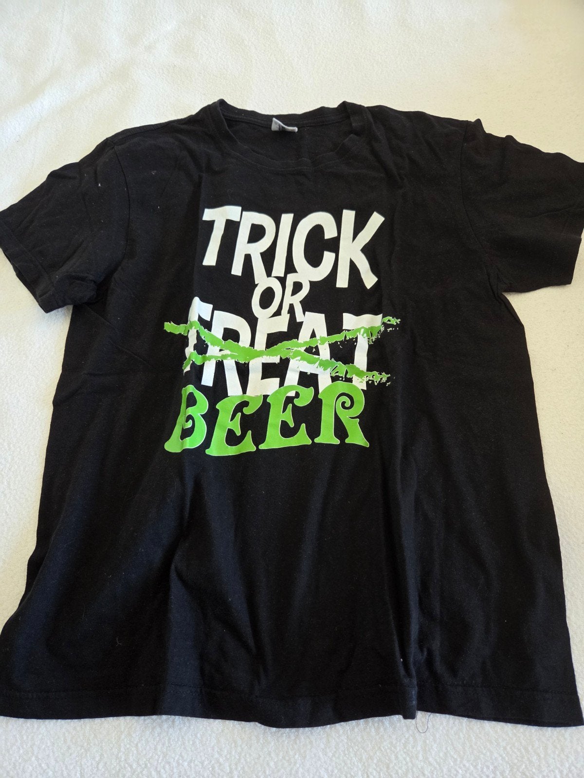 Grappig T-shirt "Trick or Beer" - Maat L, Kleding | Heren, T-shirts, Zo goed als nieuw, Maat 52/54 (L), Zwart, Ophalen of Verzenden