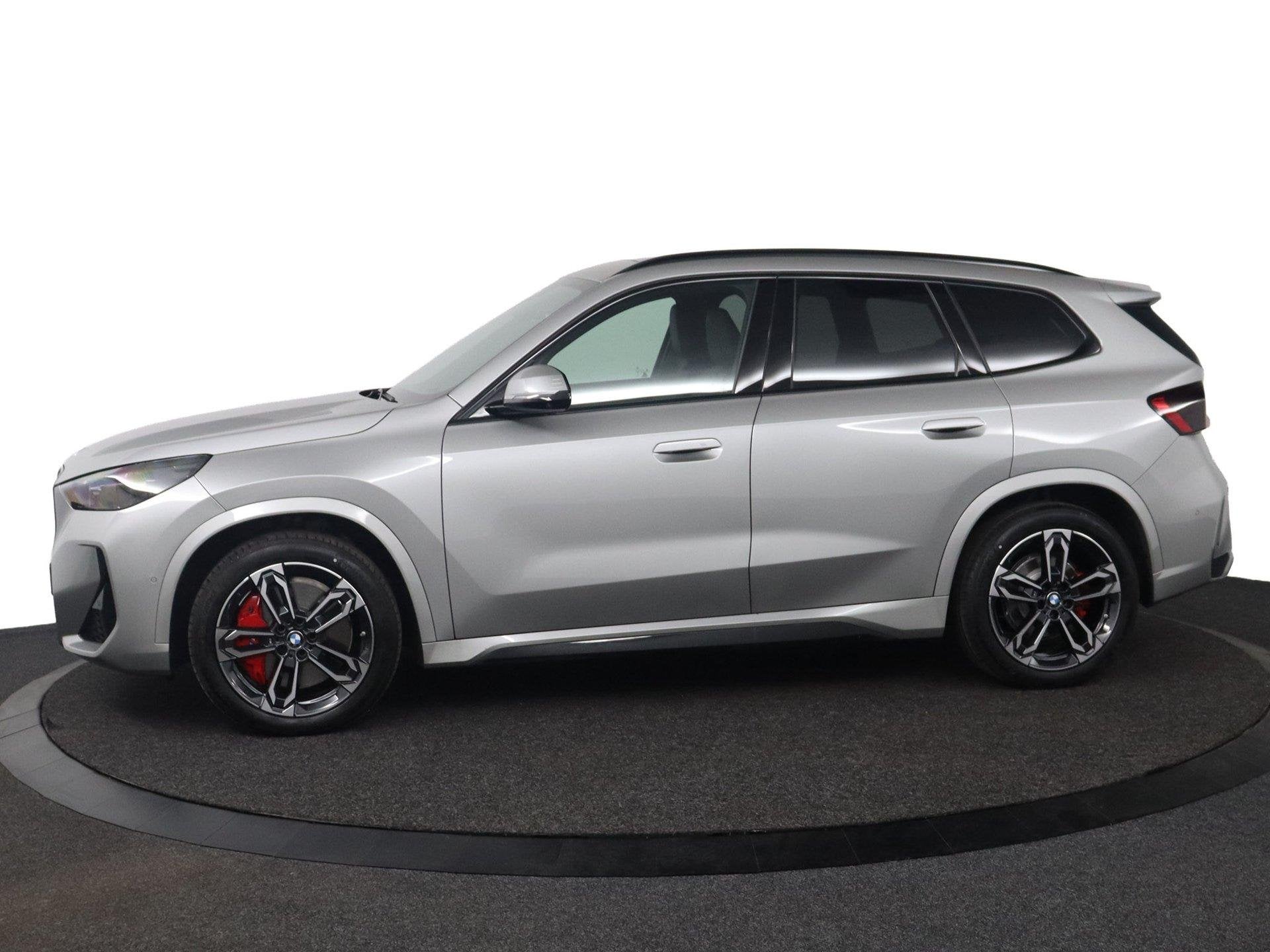BMW iX1 eDrive20 67 kWh M Sport Edition | SOH 100% | Innovat, Dealer onderhouden, Met garantie (alle), 204 pk, SUV of Terreinwagen