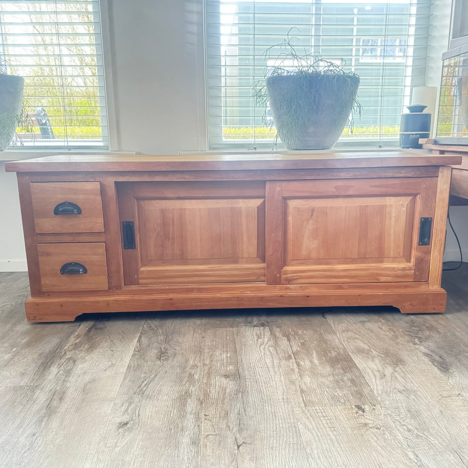Teak tv meubel met schuifdeuren en lades, Ophalen, Gebruikt, 100 tot 150 cm, Teakhout