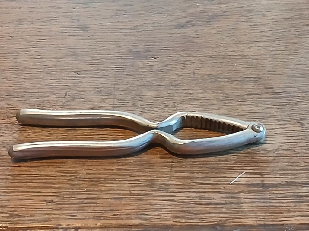 VINTAGE NOTENKRAKER IN PERFECTE NIEUWSTAAT.., Huis en Inrichting, Keuken | Bestek, Ophalen of Verzenden, Zo goed als nieuw, Rvs of Chroom