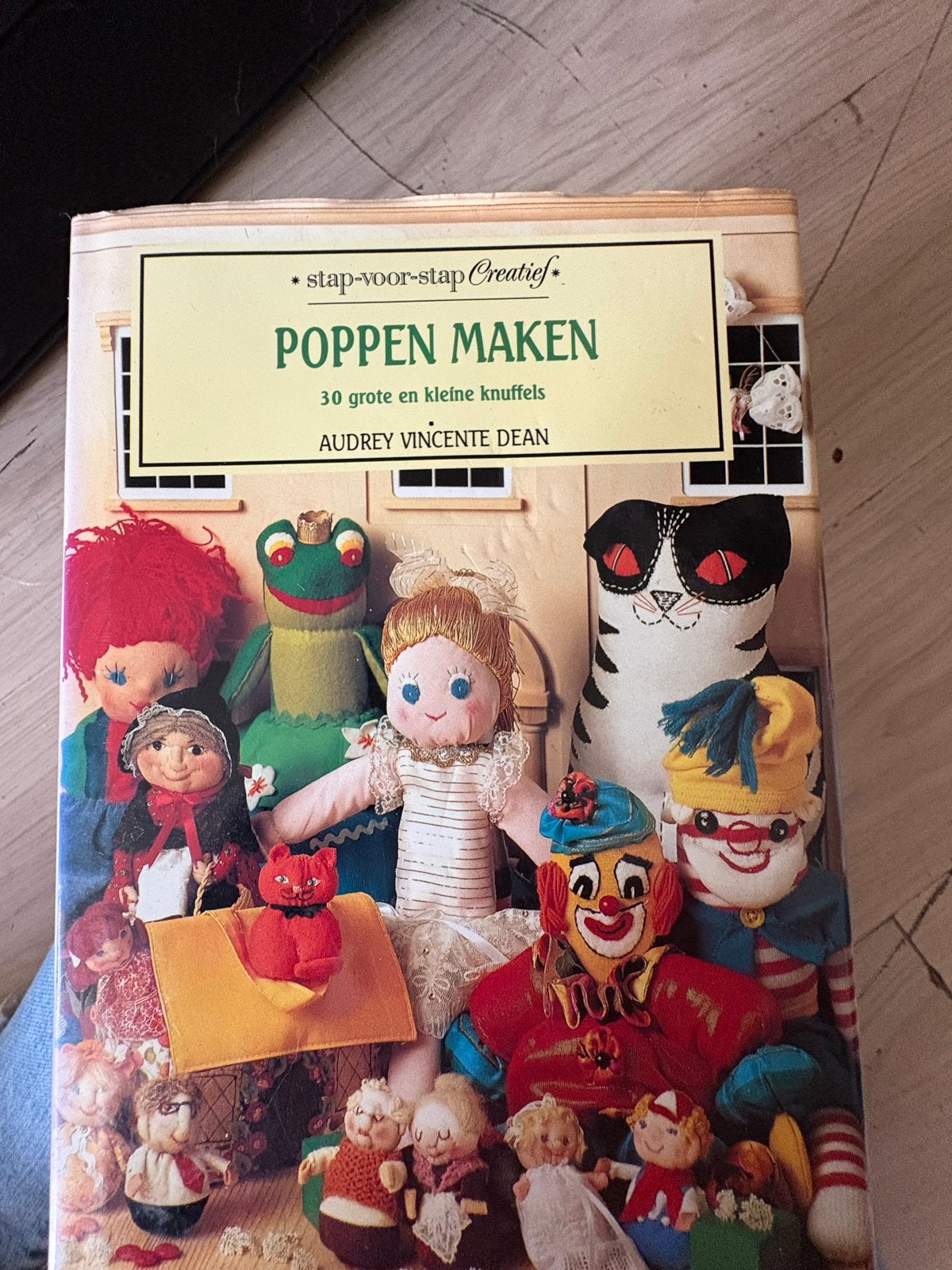 Vintage Boek: Poppen Maken van Stof - Creatief Handwerk, Boeken, Ophalen of Verzenden, Gelezen, Poppen maken