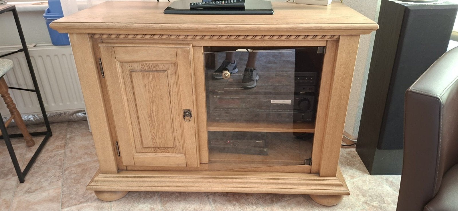 Massief eiken tv-meubel met glazen schuifdeur, Huis en Inrichting, Kasten | Televisiemeubels, Ophalen, Glas, Gebruikt, 100 tot 150 cm