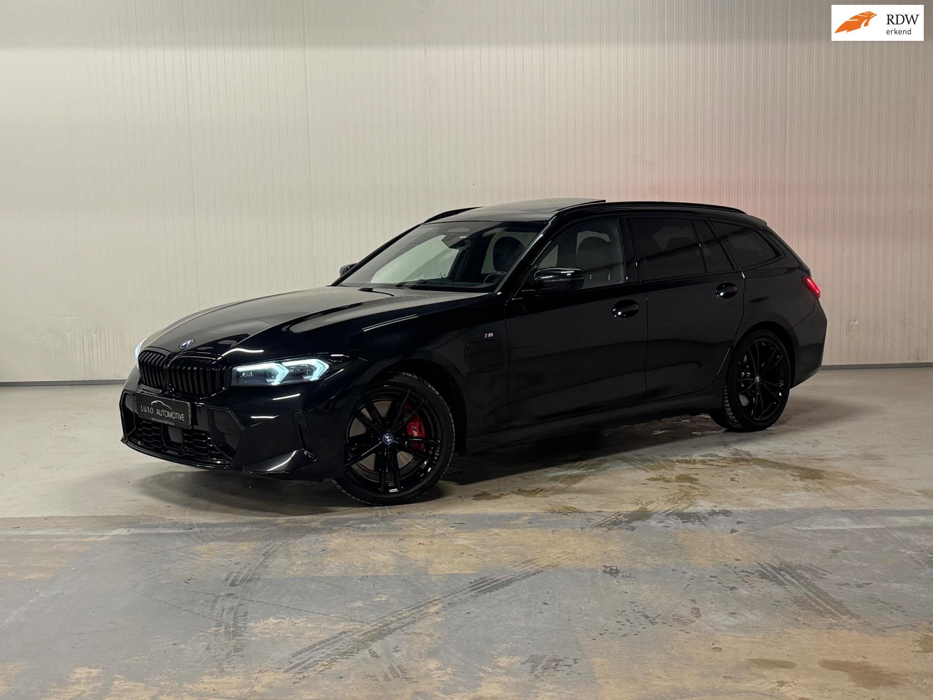 BMW 3-serie Touring 330e | M-SPORT | PANO | HUD | TREKHAAK |, Gebruikt, Euro 6, 4 cilinders, Automatische klimaatregeling