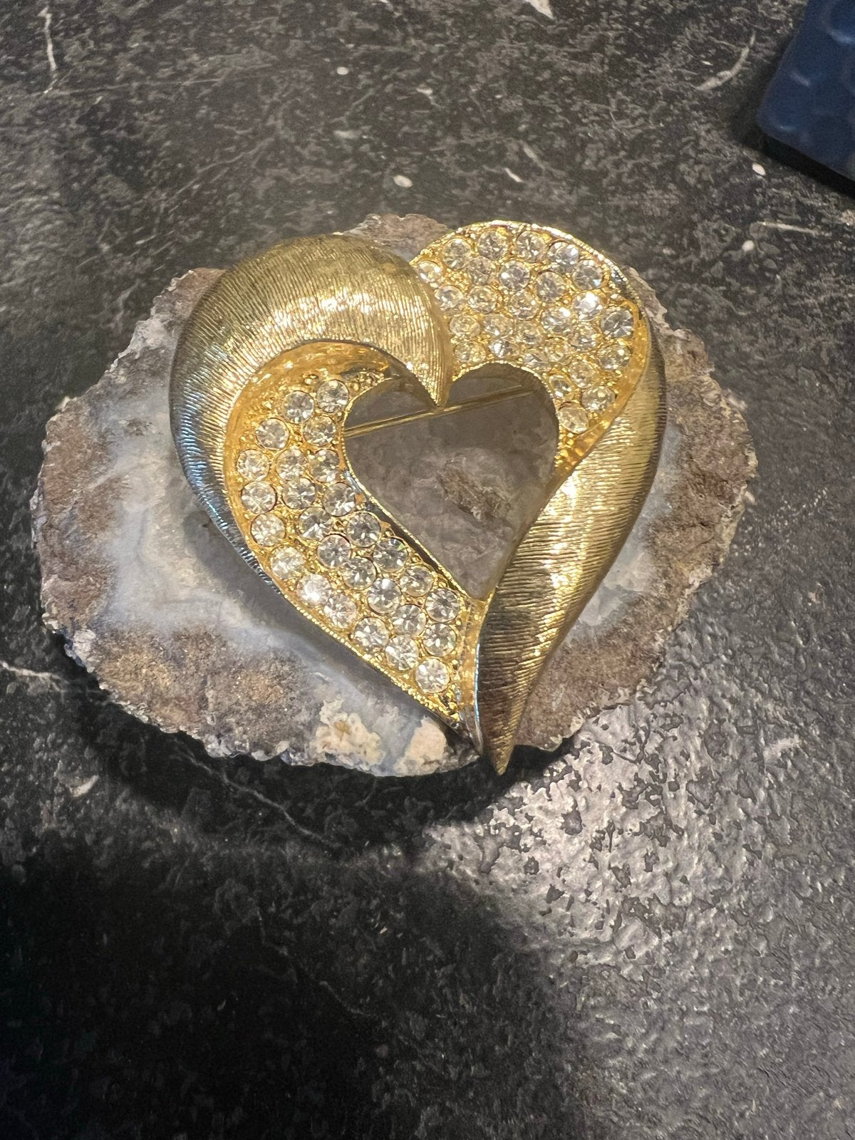 Vintage Monet Hart Broche met Strass - Elegant en Tijdloos, Overige materialen, 4 tot 7 cm, Gebruikt, Ophalen of Verzenden