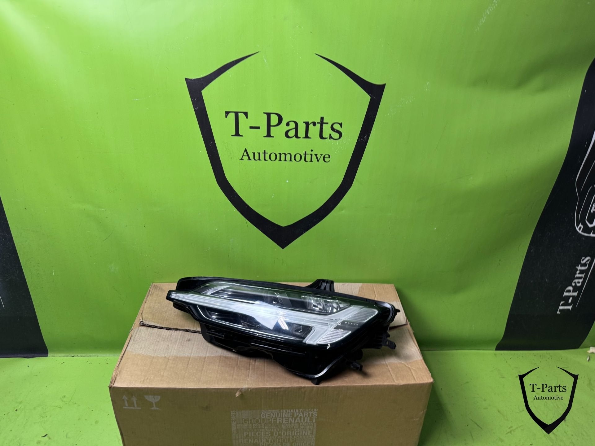 volvo S60 V60 koplamp links 32347006, Gebruikt, Gunnar Engellaus vag 8
405 31  Gothenburg, SE, Info@volvocars.com, Ophalen of Verzenden
