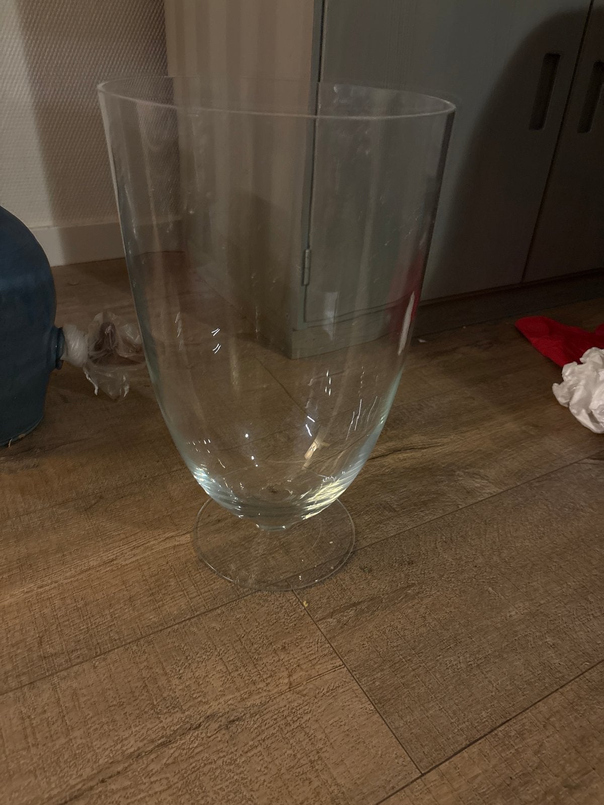 Grote glazen vaas op voet - 37 cm hoog, 22 cm doorsnede, Antiek en Kunst, Antiek | Vazen, Ophalen