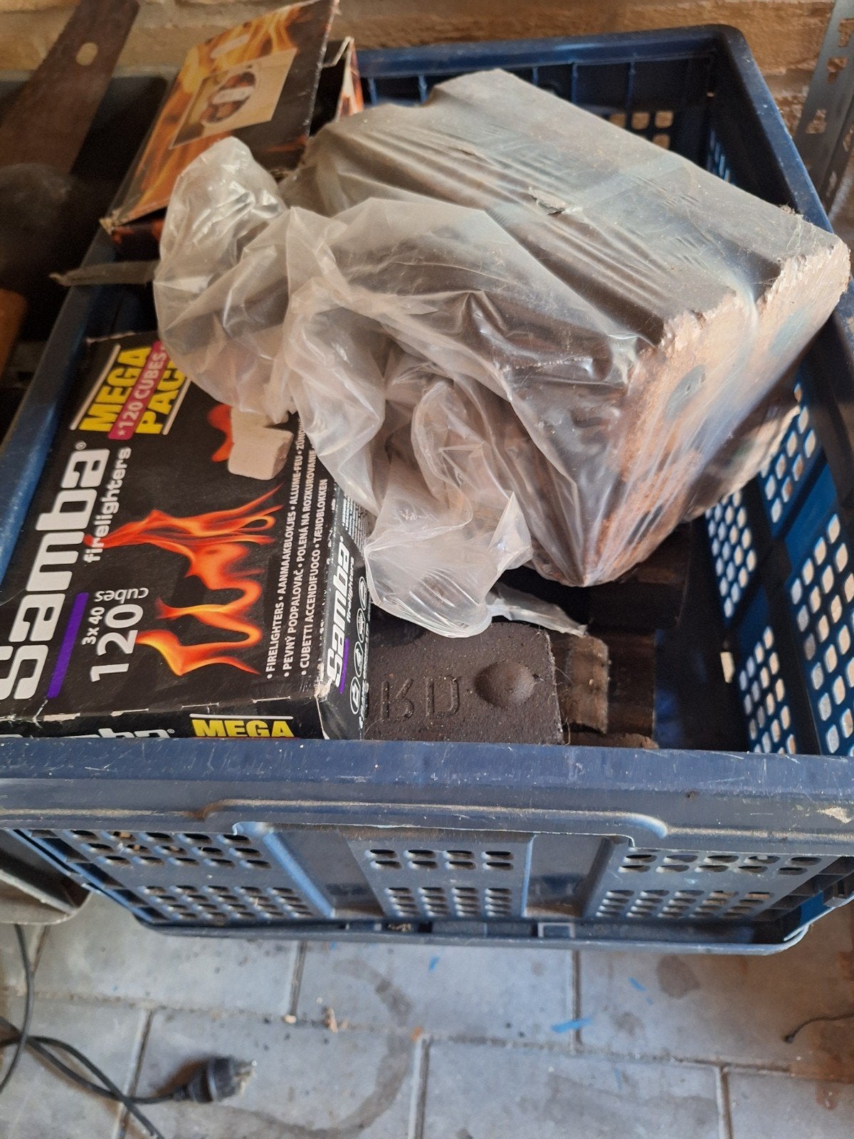 Krat vol bruinkool briketten, aanmaakblokjes, Ophalen, Nieuw