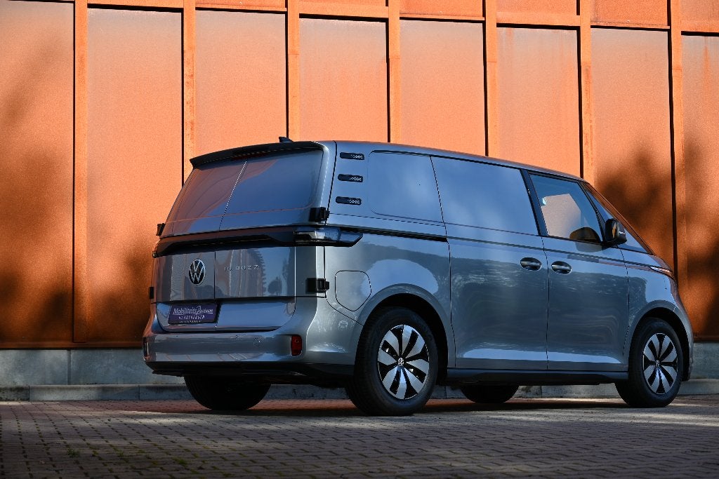 Volkswagen ID. Buzz Cargo 79 kWh 2x Deur LONG RANGE €528 pm, Auto's, Automaat, Zwart, Volkswagen, 286 pk