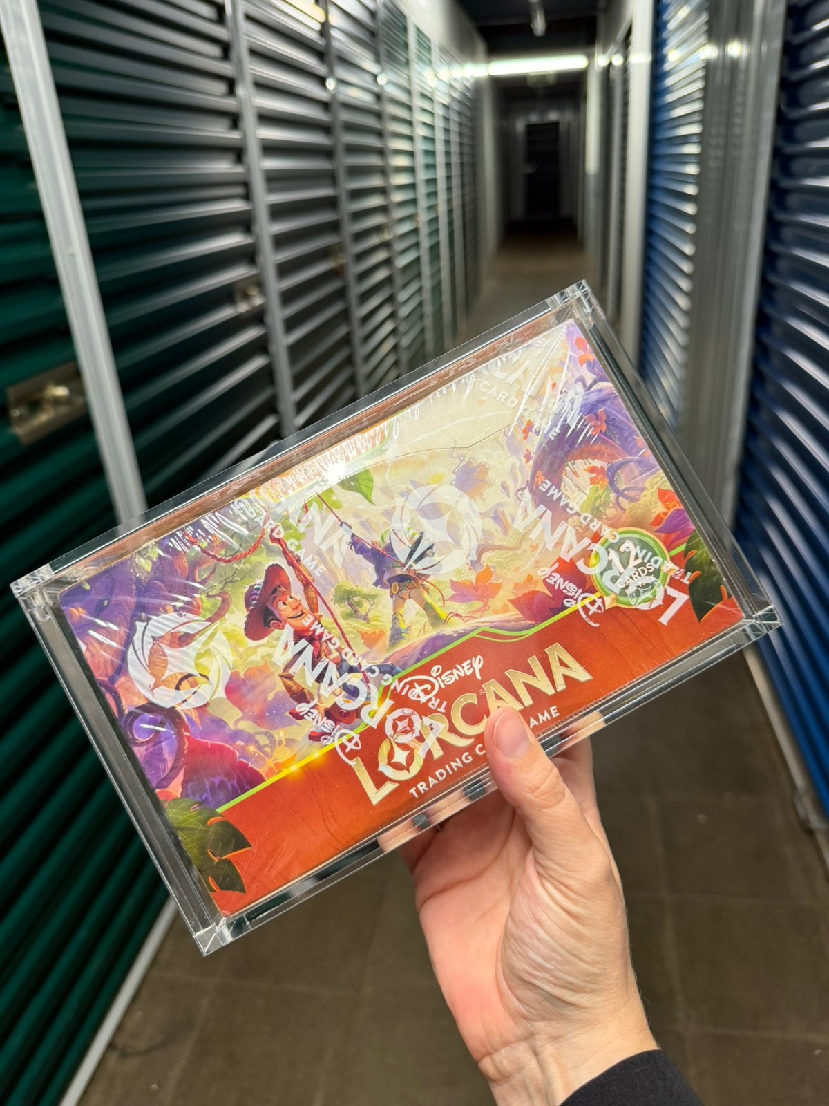 Disney Lorcana - Wilds Unknown Booster Box met Acryl, Ophalen of Verzenden, Overige figuren, Zo goed als nieuw, Plaatje of Poster