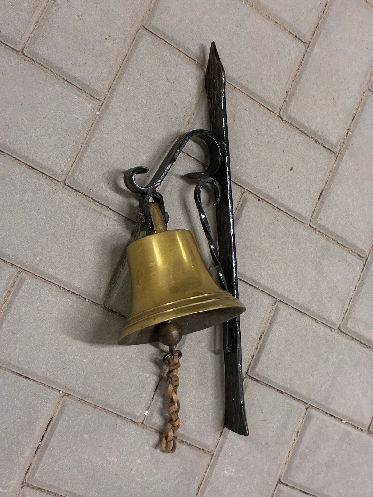 Antieke Messing Deurbel met Smeedijzeren Beugel, Ophalen, Gebruikt