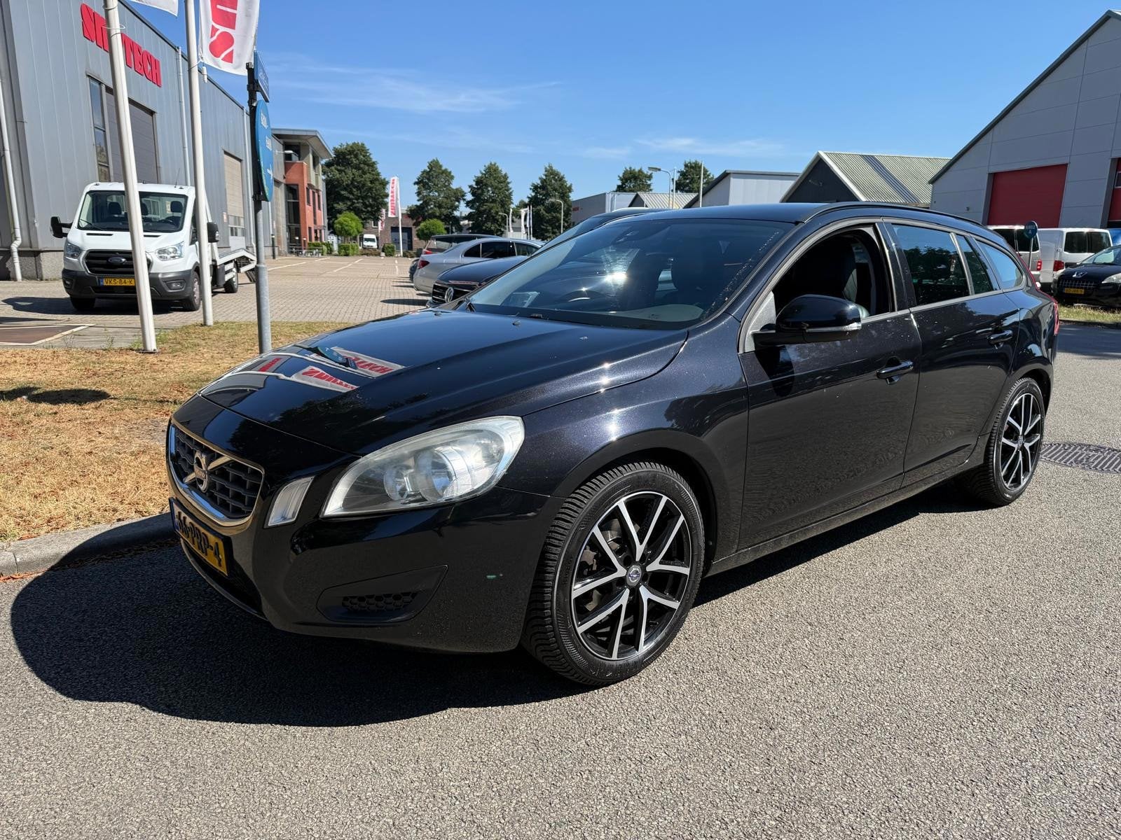 Volvo V60 1.6 T4 Kinetic automaat, Auto's, Gebruikt, Zwart, Zwart, 1600 kg