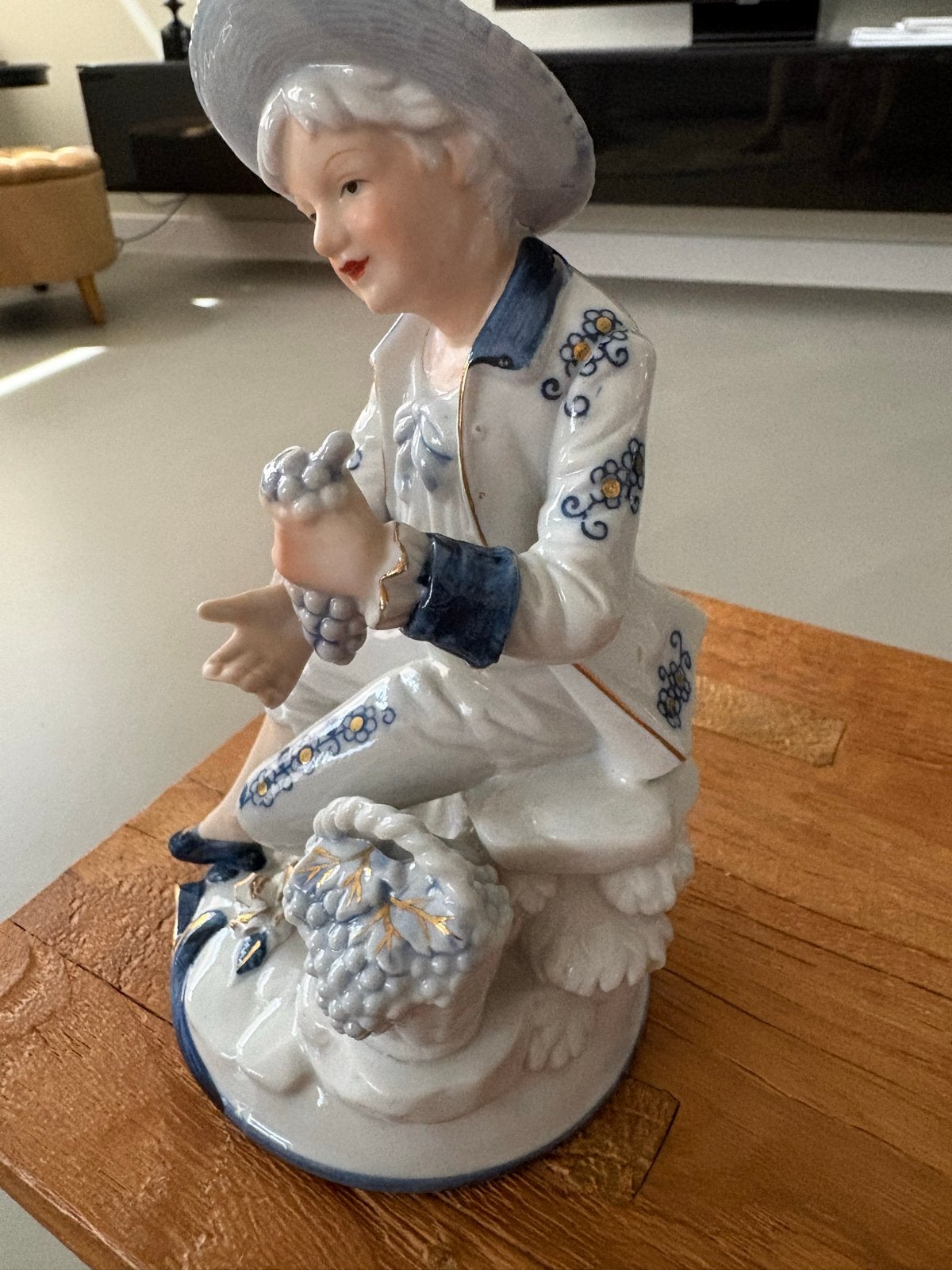 Porseleinen beeldje jongen met druiven, Ophalen of Verzenden