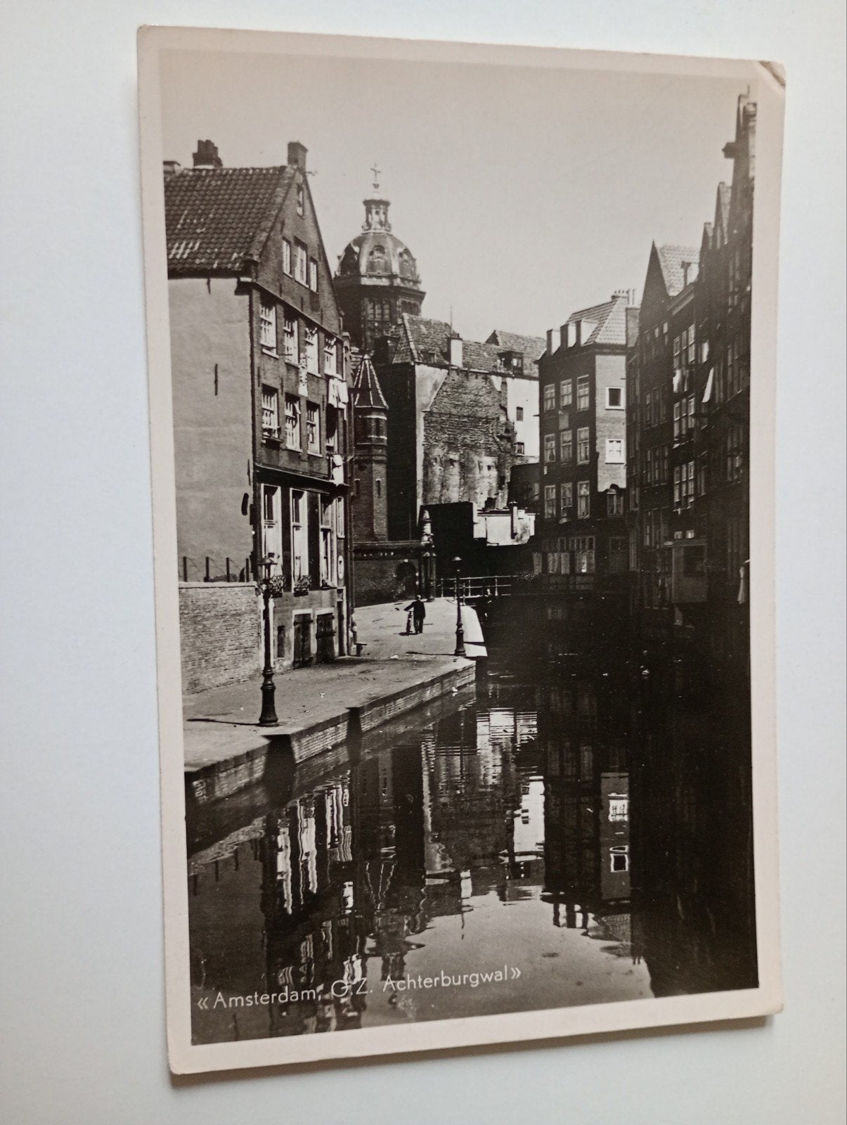 Amsterdam Oudezijds Achterburgwal 1952, Ophalen of Verzenden, 1940 tot 1960, Gelopen, Noord-Holland