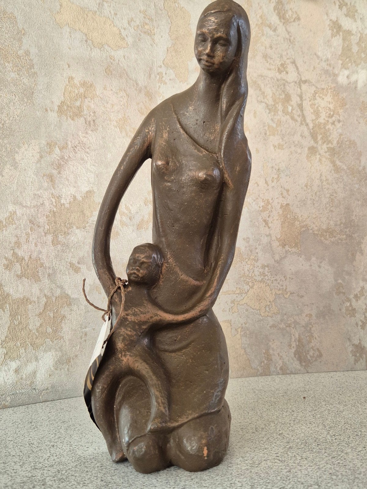 Geert Kunen sculptuur: Moeder en kind, bronsfinish, Antiek en Kunst, Groep mensen, Ophalen of Verzenden, 20 - 50 cm, Steen of Keramiek