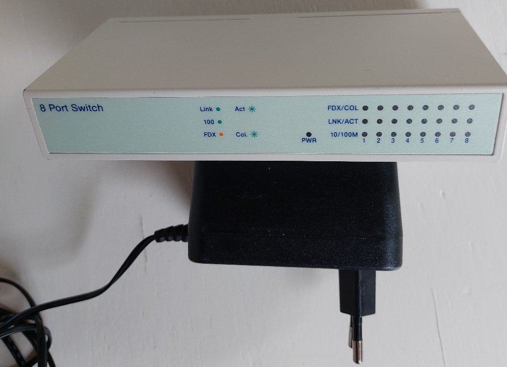 8 poorts Ethernet Switch/Netwerk Hub  10/100 Mbps, Computers en Software, Netwerk switches, Ophalen, Gebruikt