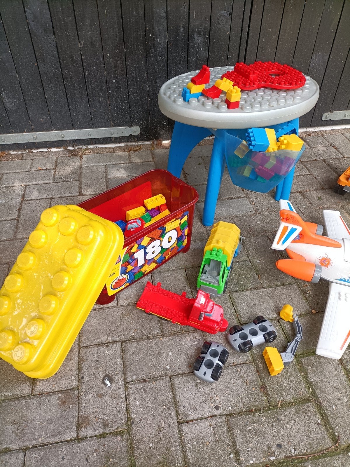 Megablocks / bouwstenen met tafel, vliegtuig, kraan en meer, Ophalen of Verzenden, Gebruikt