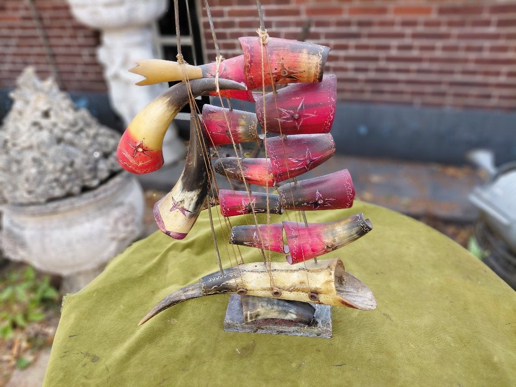Model driemaster zeilschip, gemaakt van hoorn en marmer., Verzenden