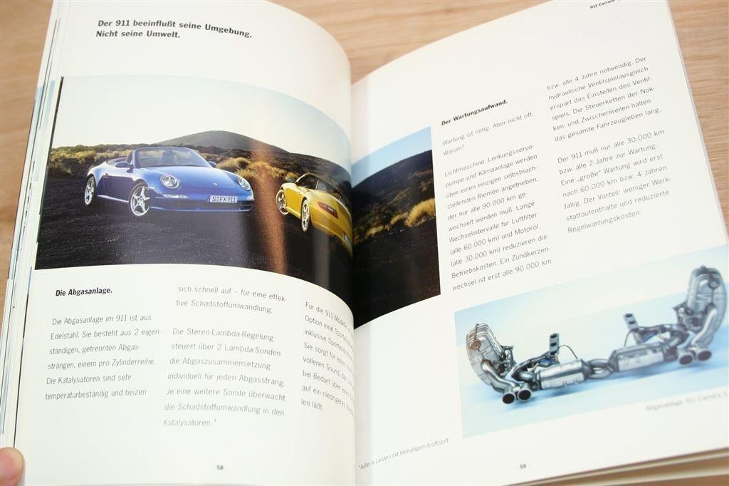 Porsche 911 Carrera – Luxe Hardcover Brochure, Boeken, Auto's | Boeken, Ophalen of Verzenden, Zo goed als nieuw, Porsche