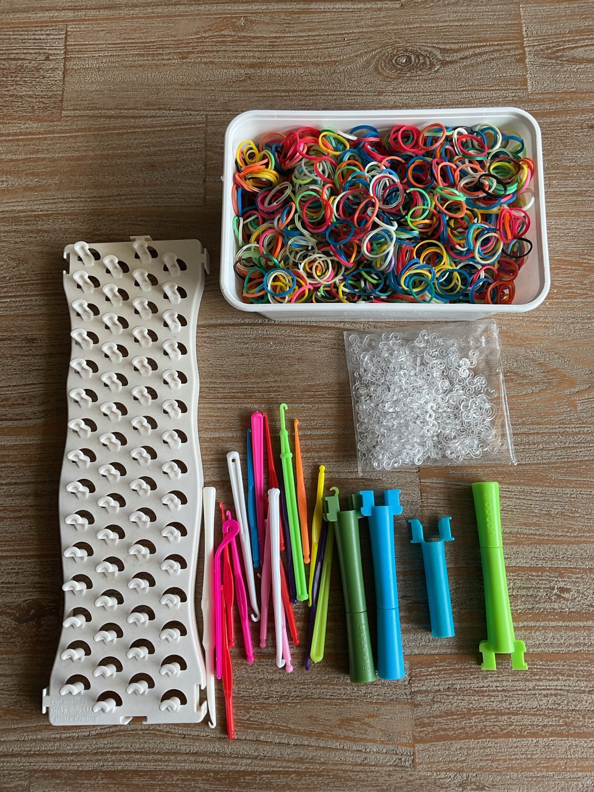 Loom knutselset met veel elastiekjes en accessoires, Hobby en Vrije tijd, Knutselen, Overige thema's, Ophalen of Verzenden, Zo goed als nieuw