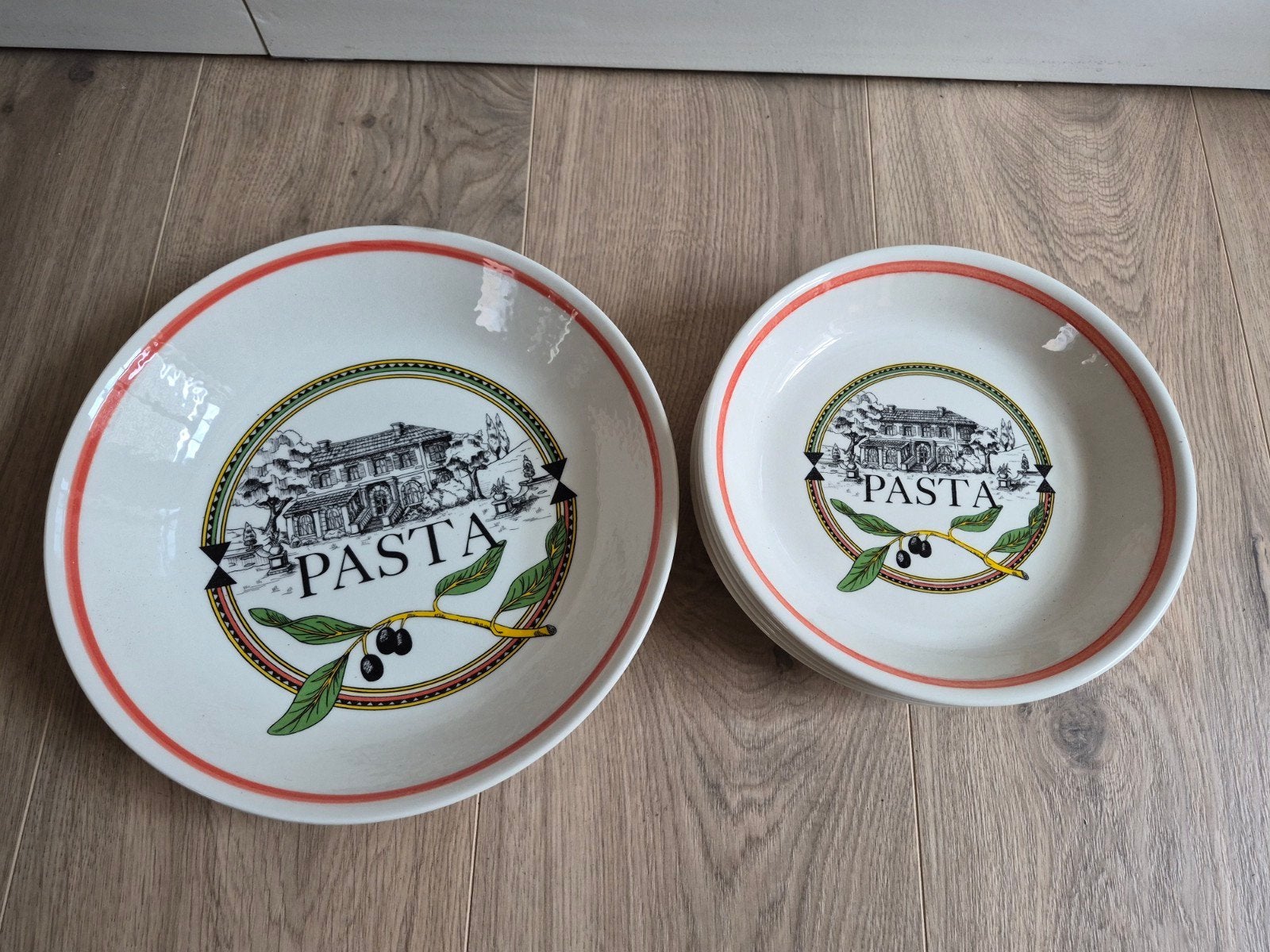 Set van Italiaanse Pasta Schaal en 4 borden - Ironstone Ta, Overige merken, Keramiek, Ophalen of Verzenden, Zo goed als nieuw