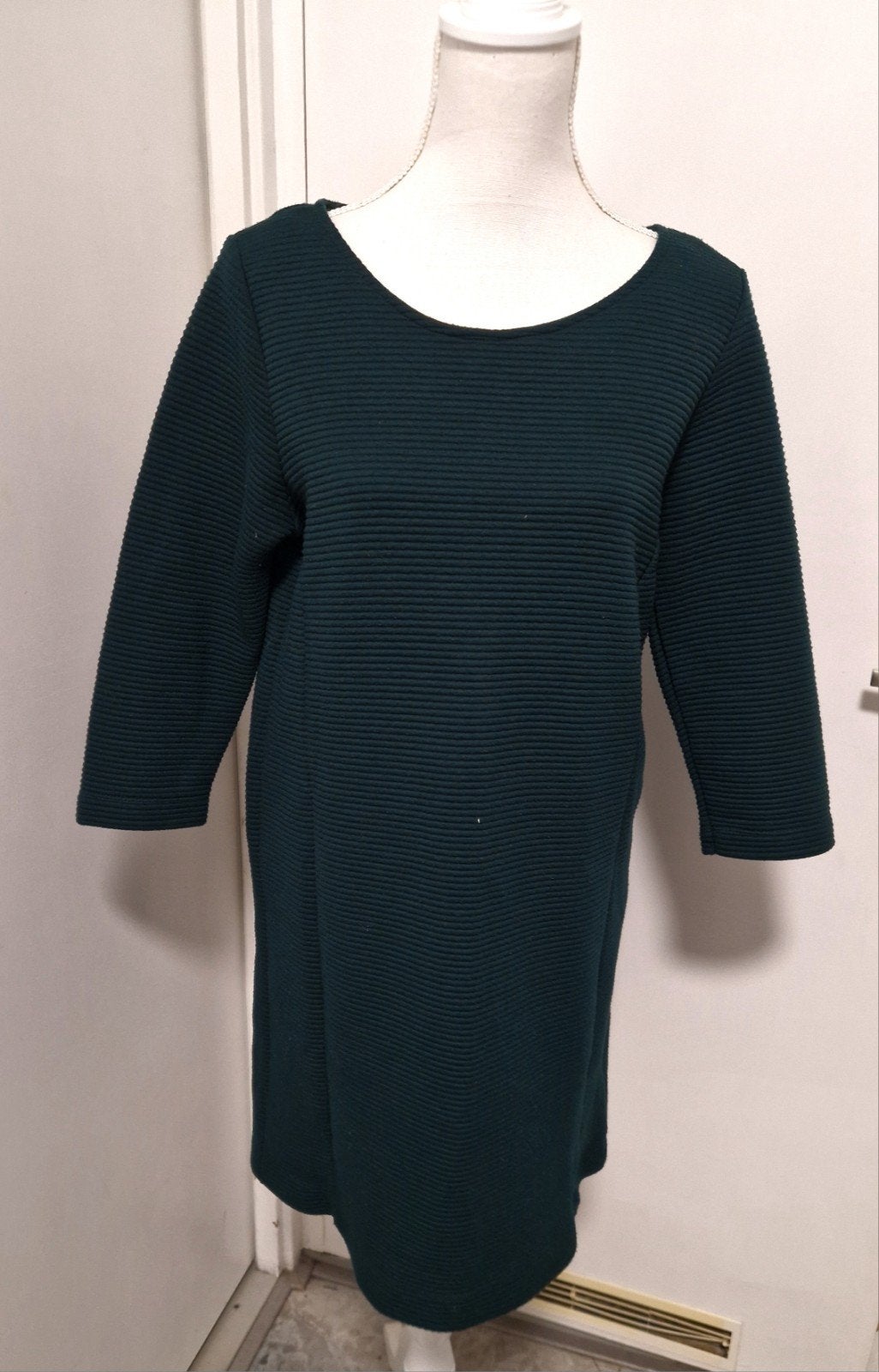 WE Fashion Donkergroene Geribde Jurk - Maat L / 40, Kleding | Dames, Maat 38/40 (M), Ophalen of Verzenden, Zo goed als nieuw, Onder de knie