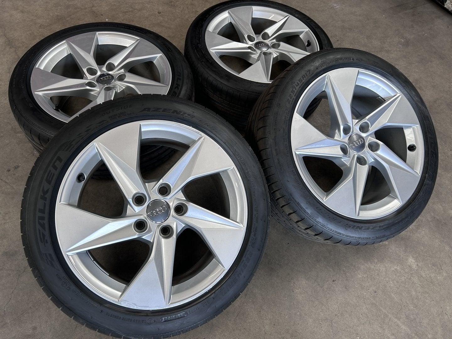 diversen 17 inch originele velgen + zomerbanden Audi A3 8Y, Auto-onderdelen, Gebruikt, -, -, Banden en Velgen
