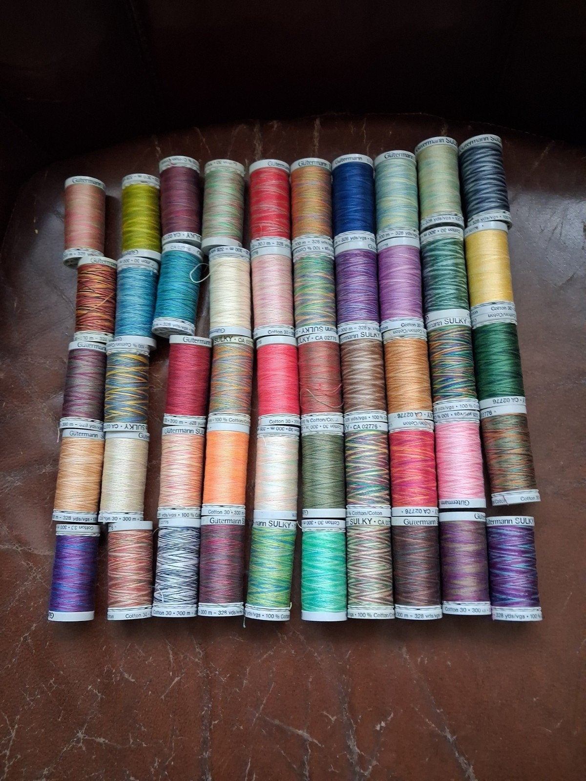 Te koop 50 klosjes naai machine borduur garen.Van Guterman., Ophalen of Verzenden, Nieuw, Garen of Naald(en)