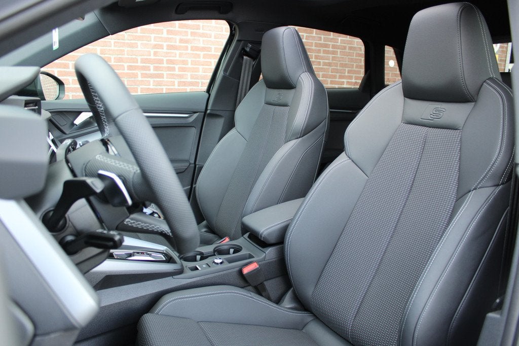 Audi A3 Sportback 45 TFSI e S edition Competition 272PK |PAN, Auto's, Audi, Zwart, 4 cilinders, Leder en Stof, Wit