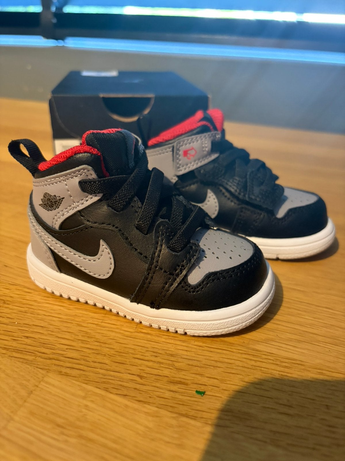 NIKE JORDAN 1 mid alt mt UK 3.5 eur 19.5, Ophalen of Verzenden, Zo goed als nieuw, Jongetje of Meisje, Schoentjes