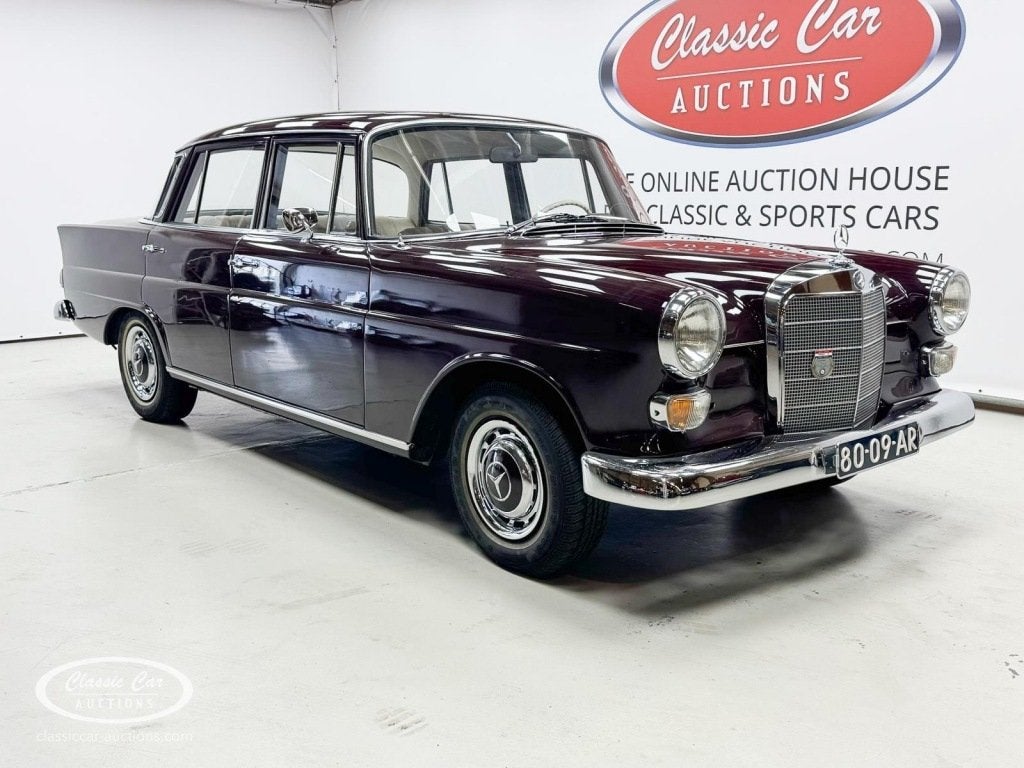 Mercedes-benz 200 D - ONLINE AUCTION, Auto's, Bedrijf, Rood, 5 stoelen, Mercedes-Benz