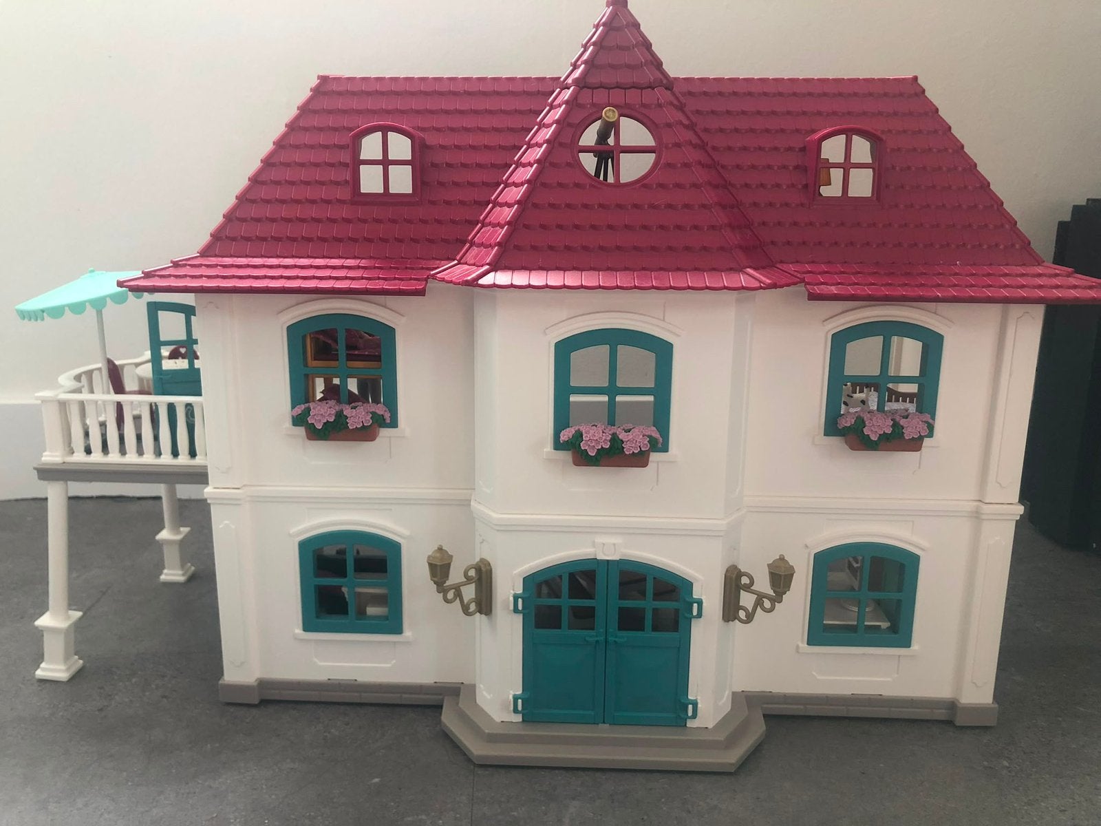 Compleet Schleich huis plus stallen, paarden, poppetjes enz.