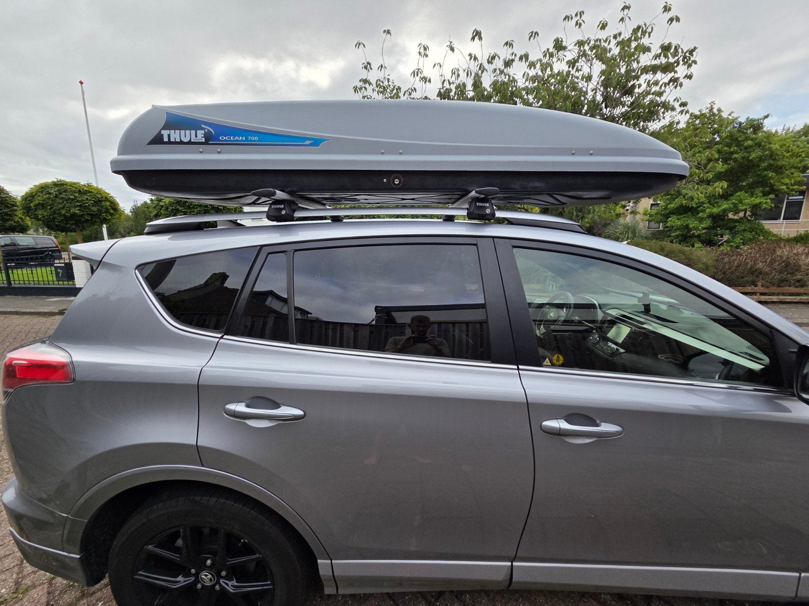 Verhuur: Thule wingbars Rav4 2014 t/m 2018 en dakkoffer., Auto diversen, Dakkoffers, Ophalen of Verzenden, Zo goed als nieuw