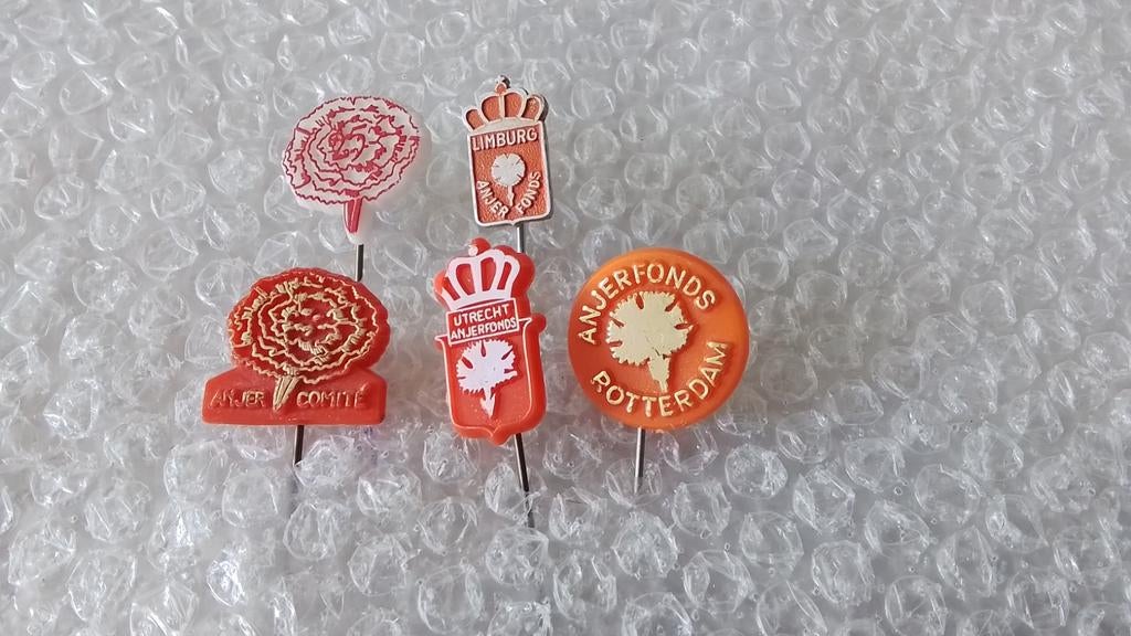 5 verschillende speldjes Anjerfonds, Verzamelen, Ophalen of Verzenden, Zo goed als nieuw, Overige onderwerpen
